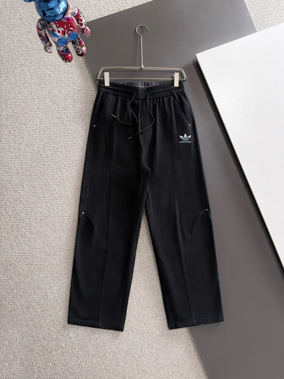 Shipped next day P195 Balenciaga 2026 Summer New Arrival elastic band casual pants, counter-customized fabrics, Breathable, high comfort, impeccable details, brand element design concept, reflecting high quality. It feels delicate and soft! It presents a casual cut and the upper body shape is great! Sizes:S-3XL
